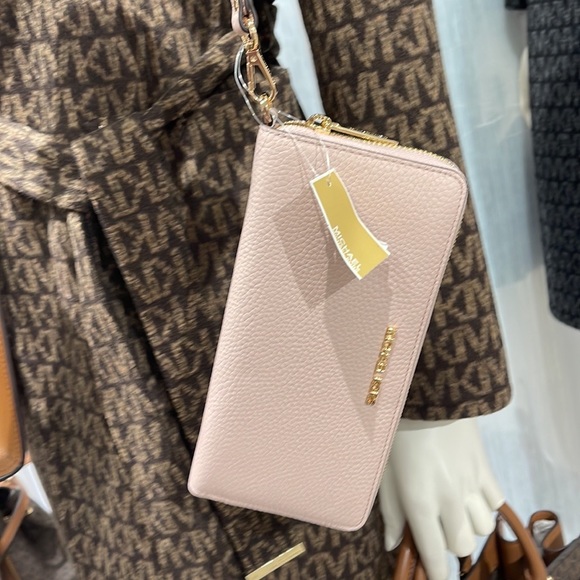 MICHAEL KORS LARGE TRAVEL CONTINENTAL WRISTLET WALLET PHONEHOLDER POWDER BLUSH - Picture 2 of 16